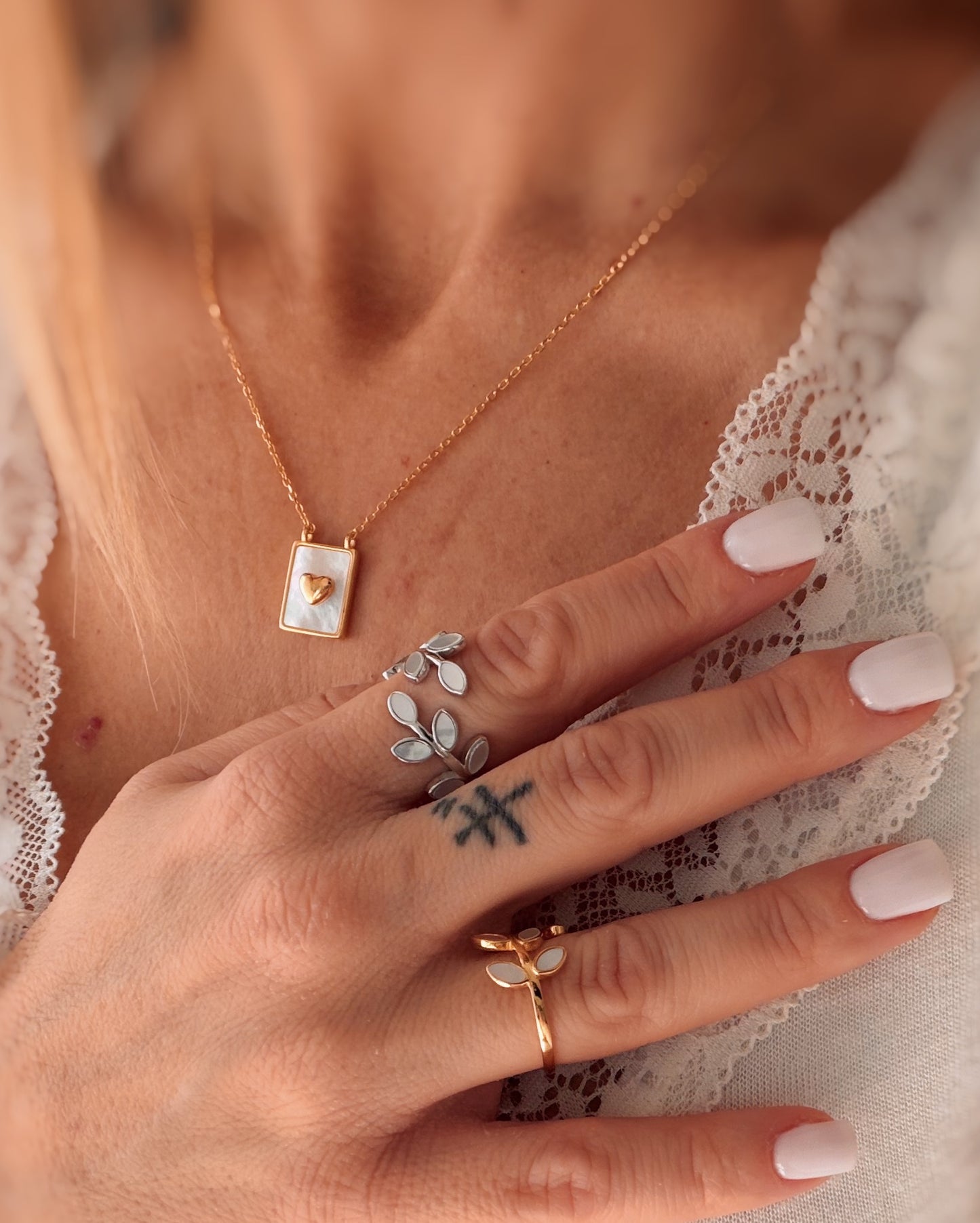 Anello aperto foglia in madreperla