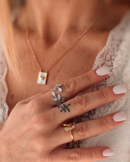 Anello aperto foglia in madreperla