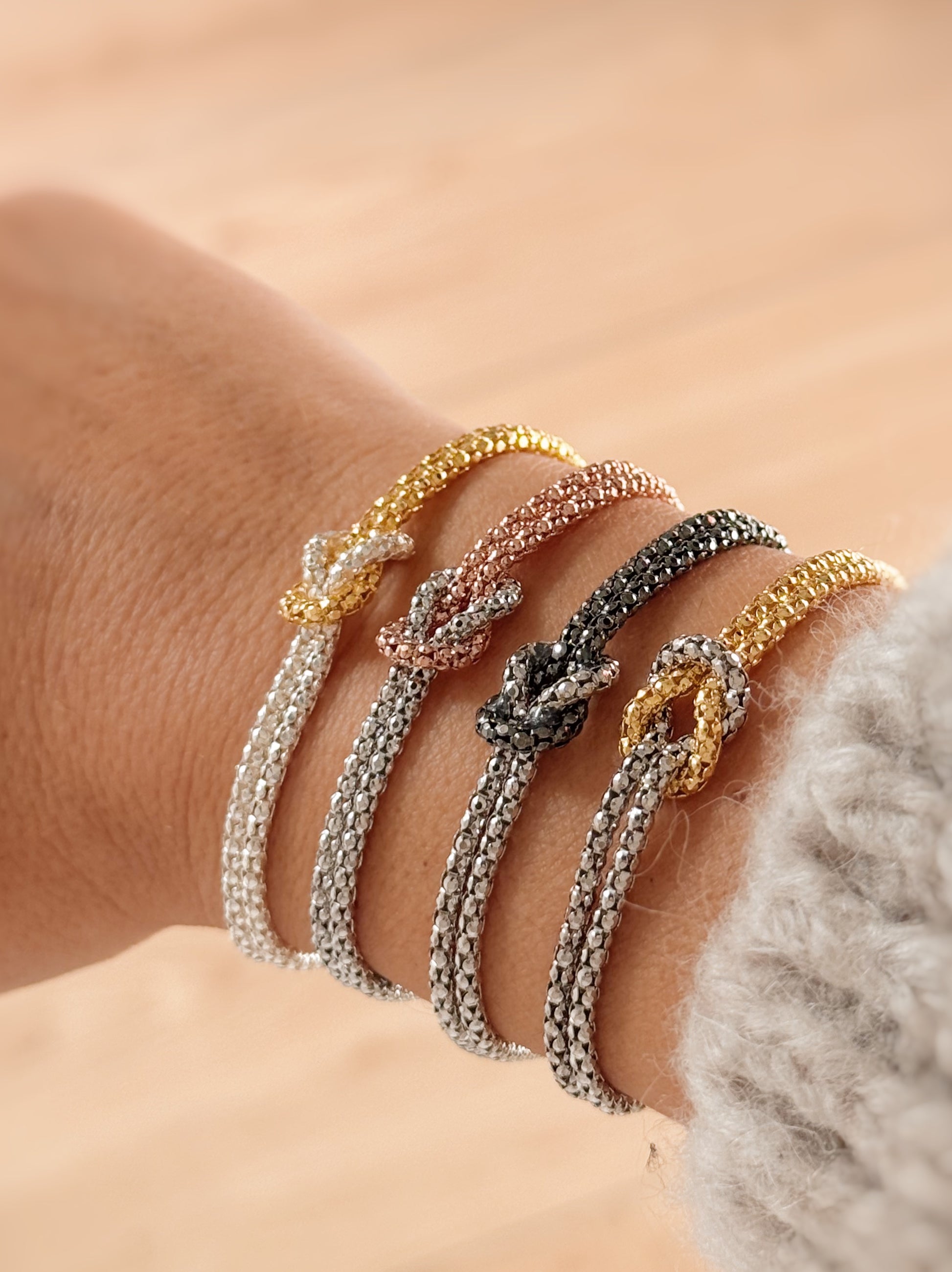 Bracciale con ciondoli in oro 9 carati con perle e conchiglie Bracciale con ciondoli in oro 9 carati con perle e conchiglie