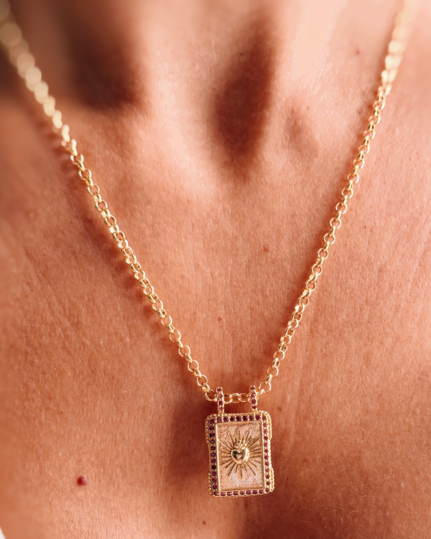 Collana piastrina cuore sacro e zirconi