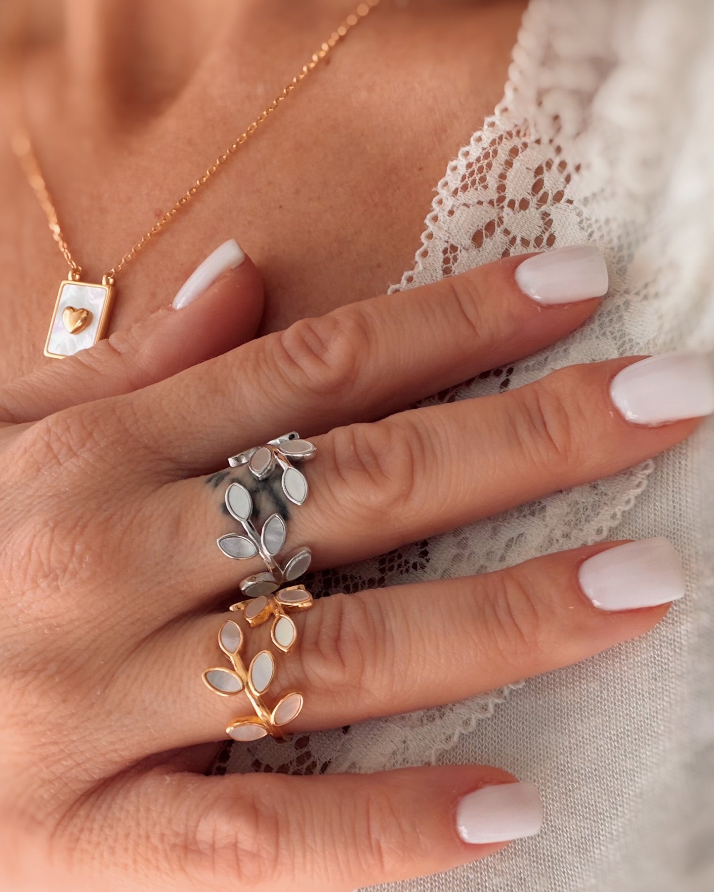 Anello aperto foglia in madreperla