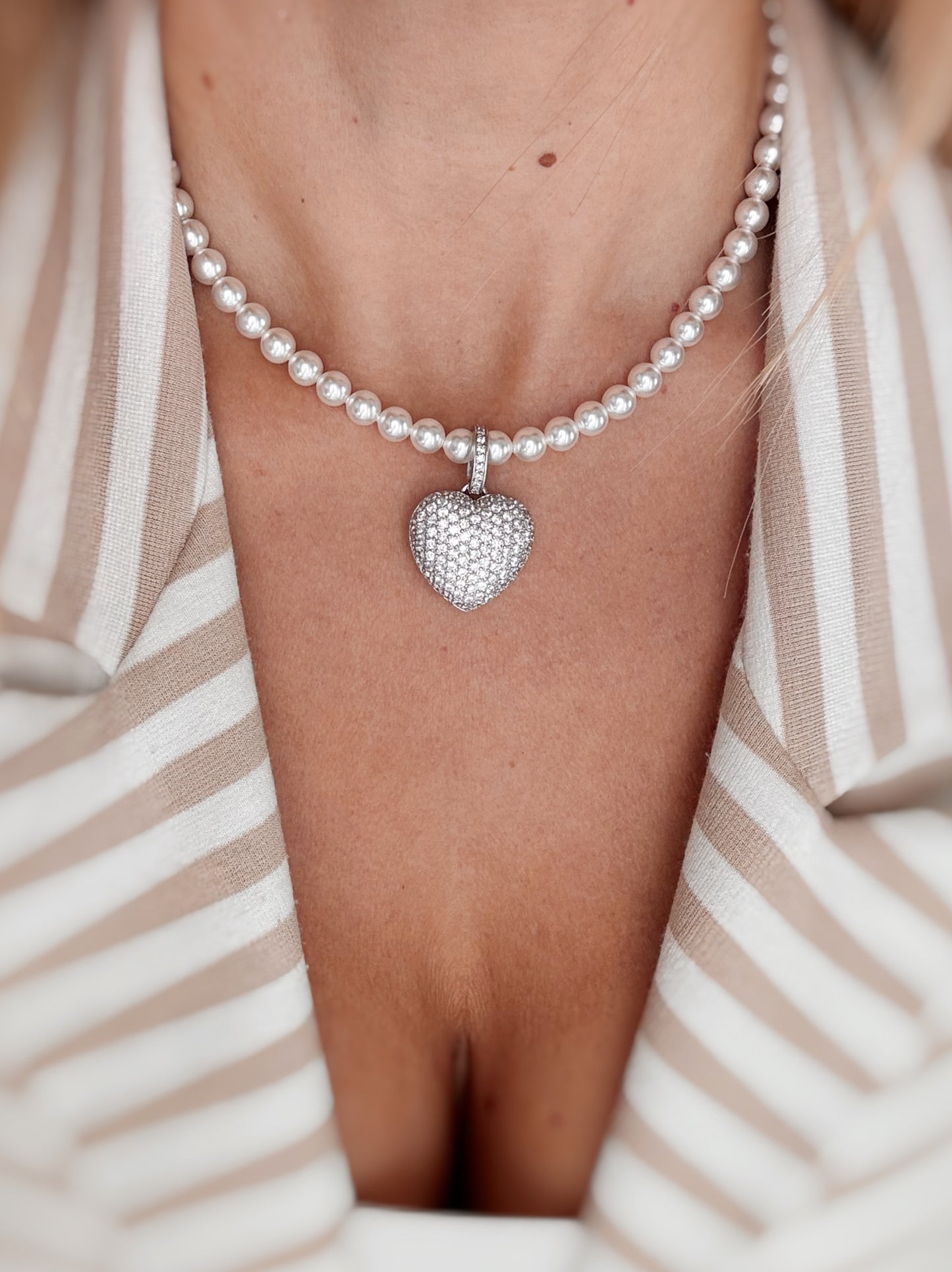 Collana di perle con cuore in zirconi bombato