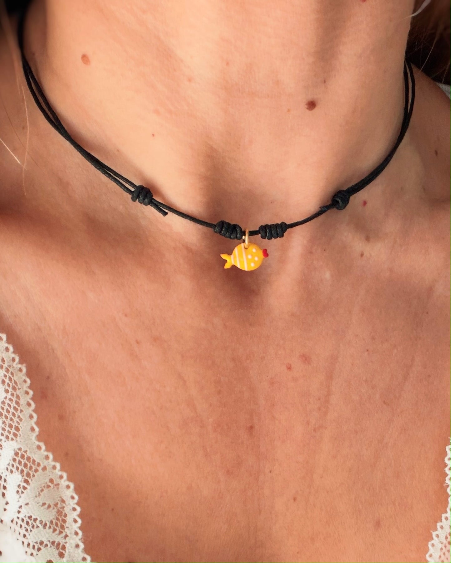 Collana cordino e charm smaltato