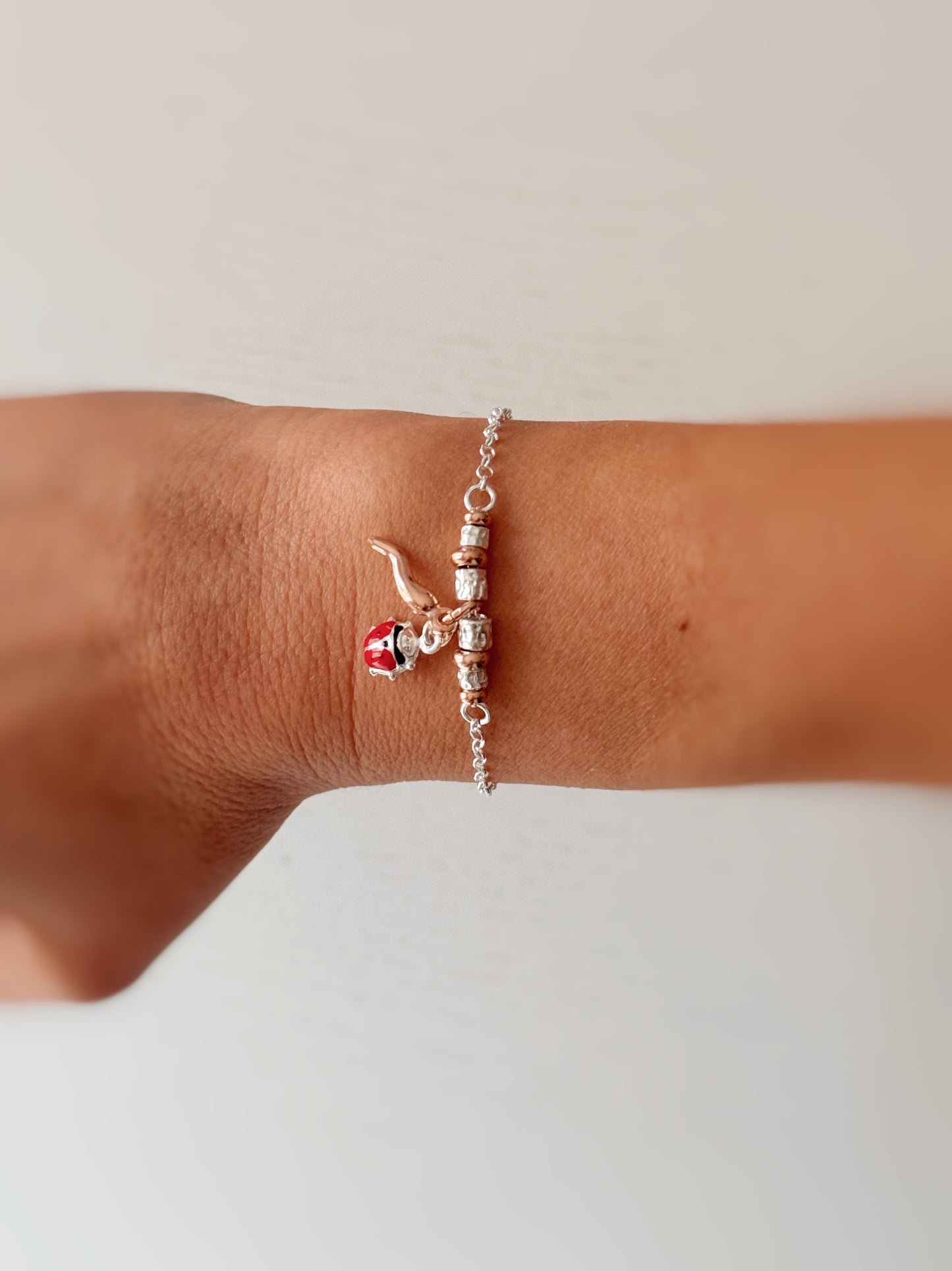 Bracciale granellini e charm