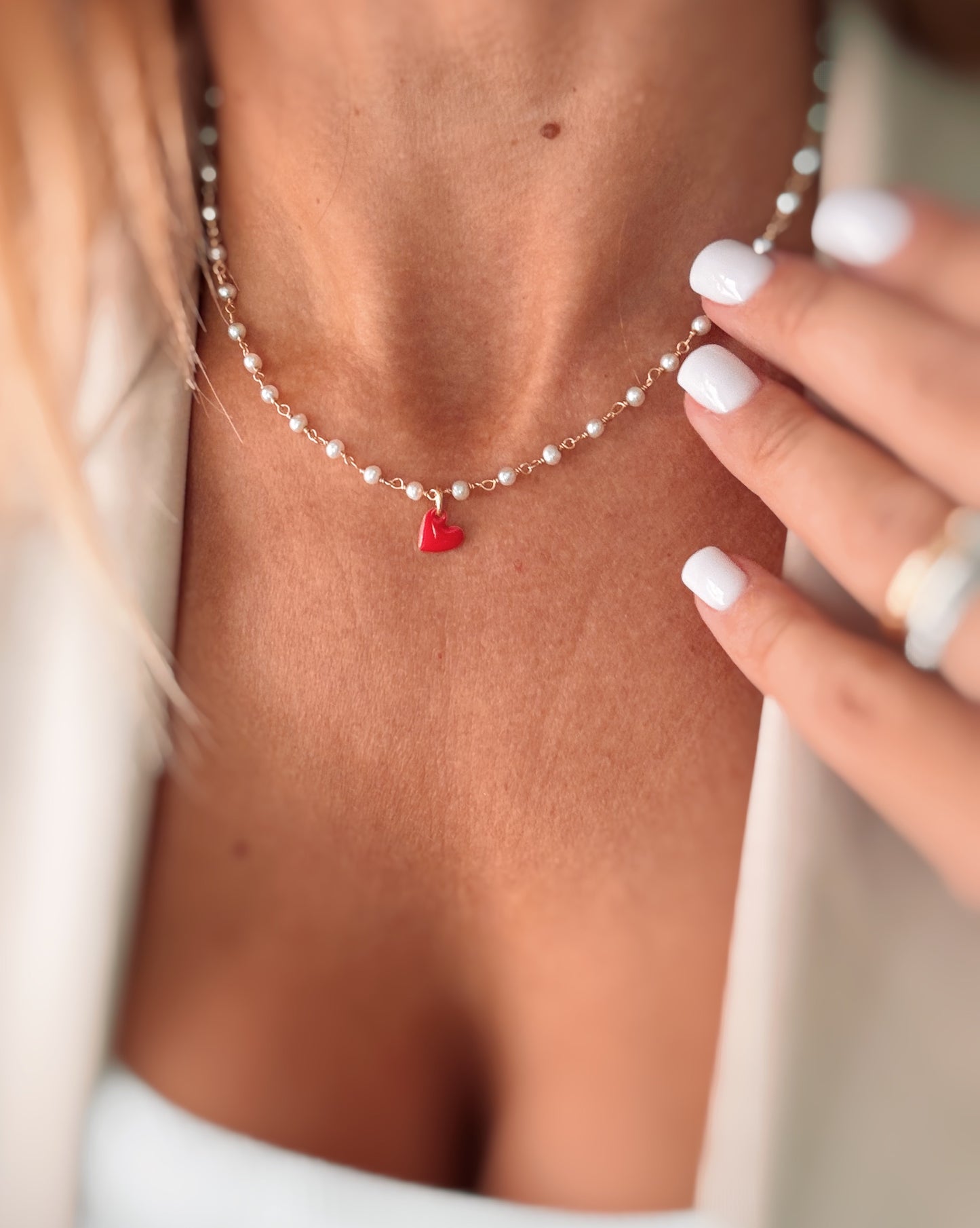 Choker perle e cuoricino smaltato