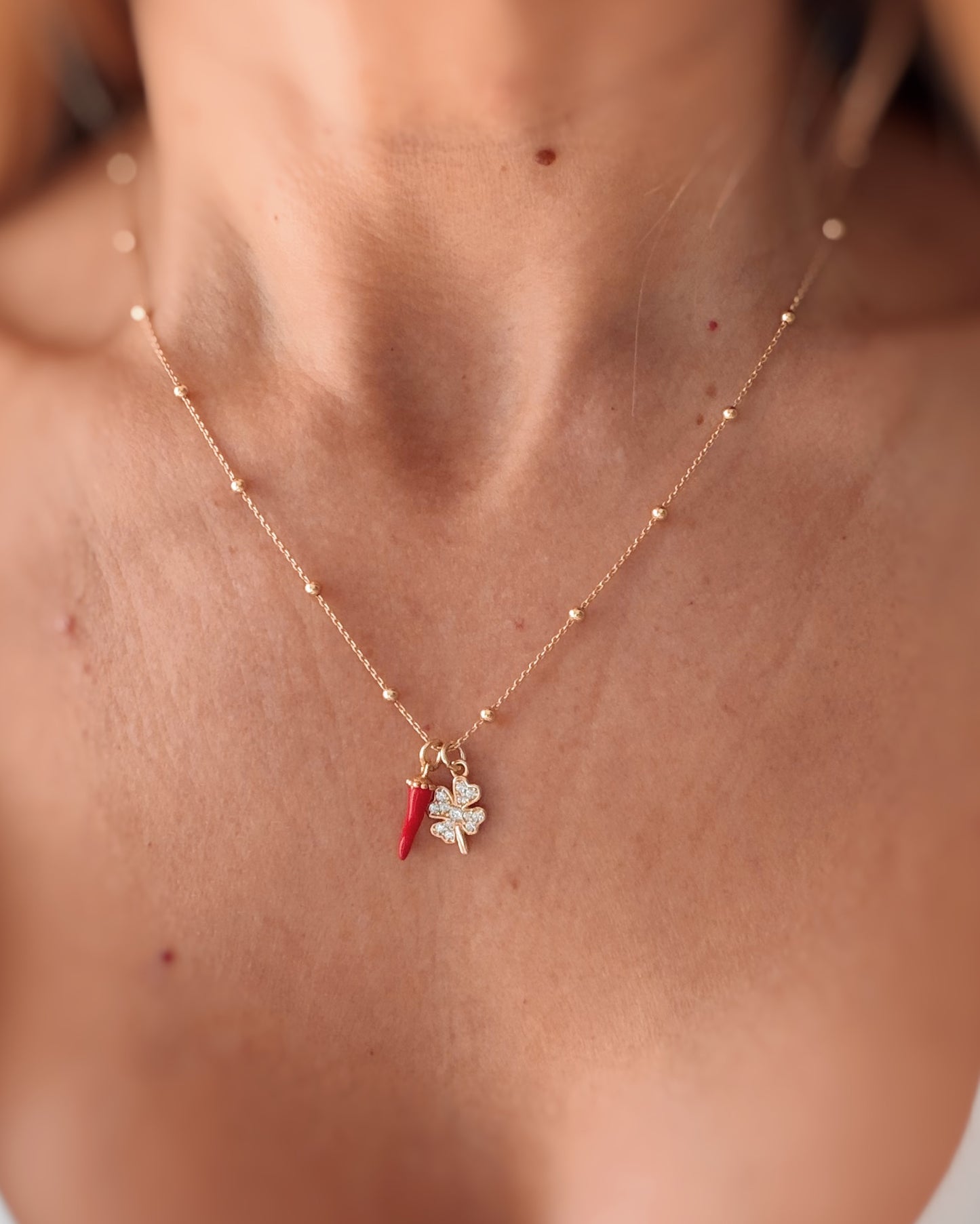 Collana quadrifoglio e corno smaltato