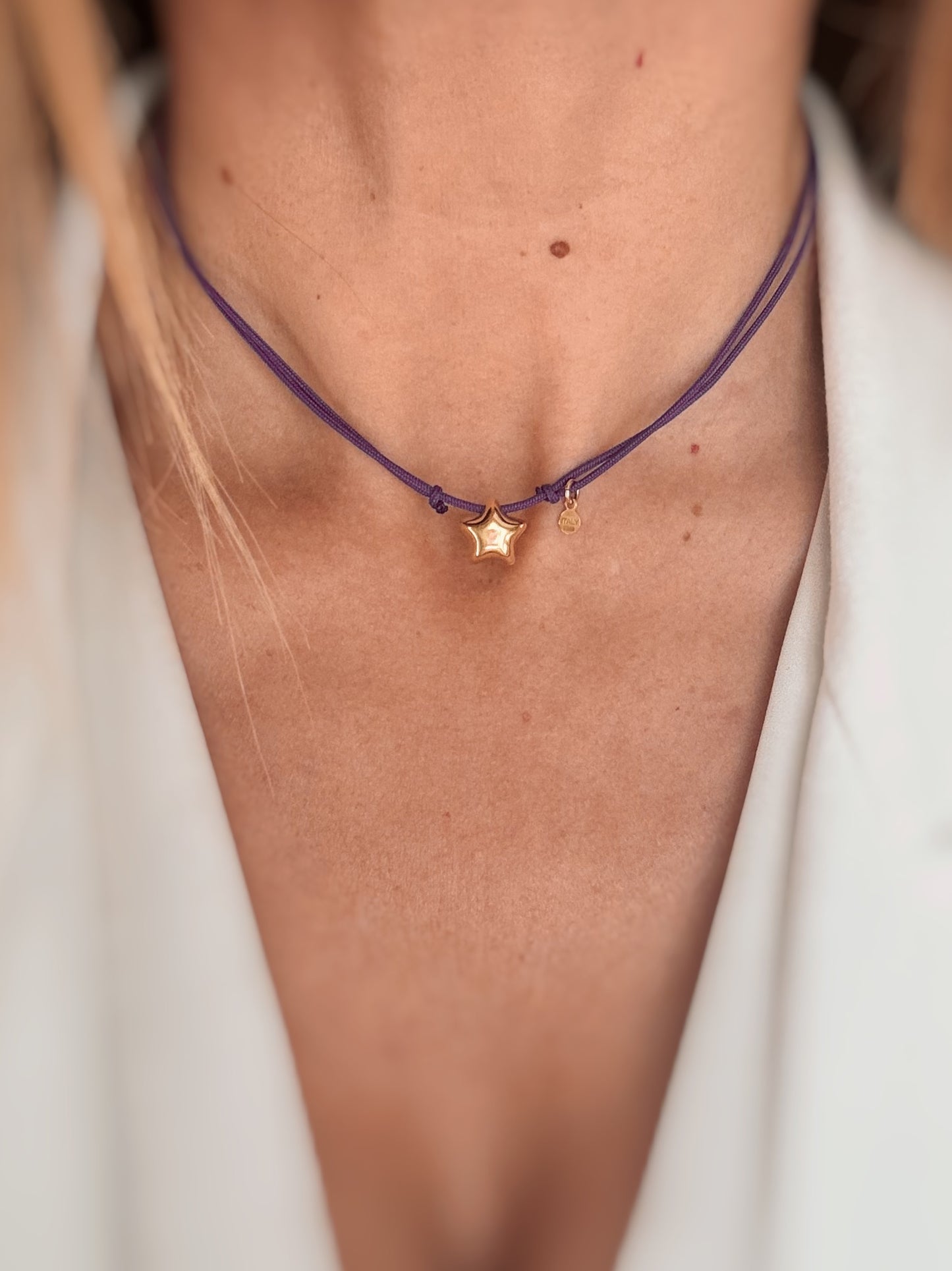 Collana chocker con stellina bombata.