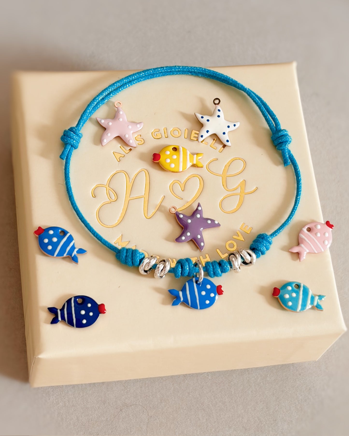 Bracciale cordino e charm smaltato