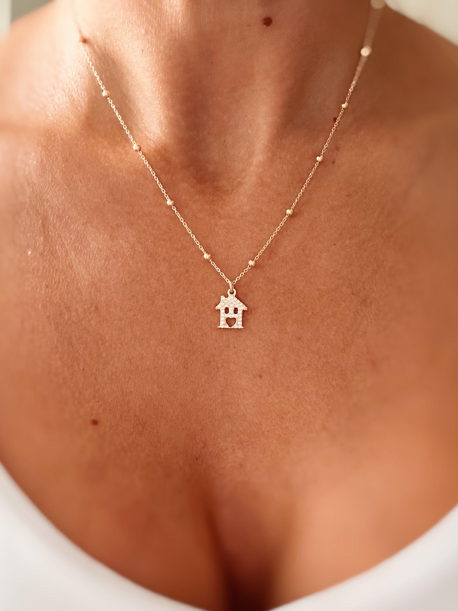 Collana con condolo e splla n tonaltà oro opaco della Couture Collana con condolo e splla n tonaltà oro opaco della Couture