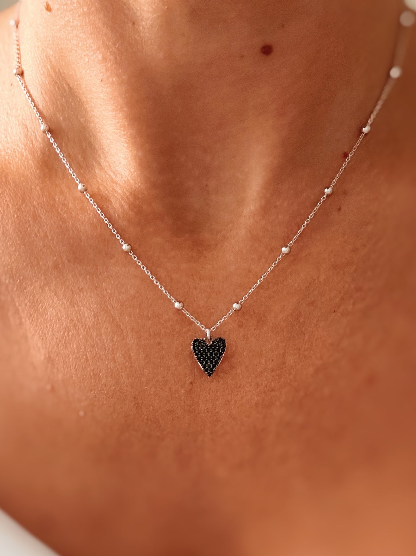 Collana con ciondolo mini cuore a punta e zirconi