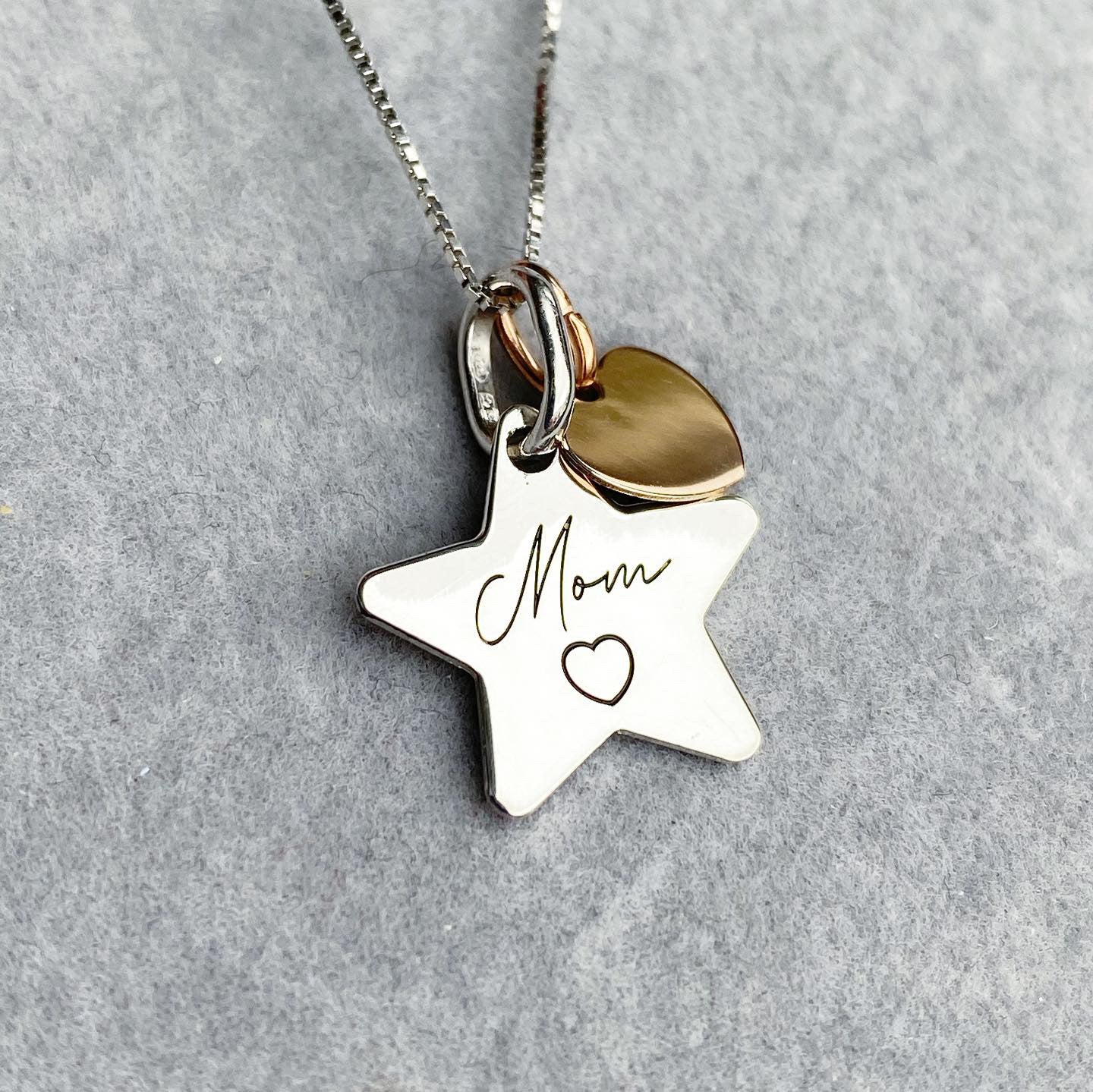 Collana stella con incisione MOM